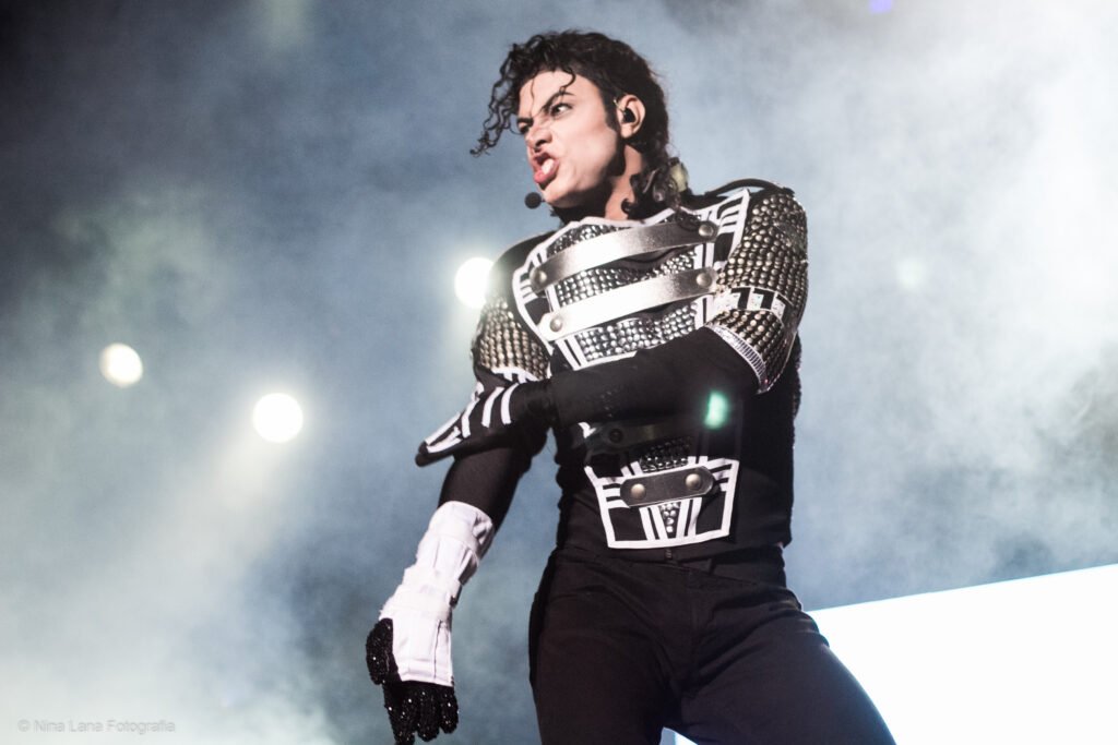 Rodrigo Teaser é o cover brasileiro de Michael Jackson.